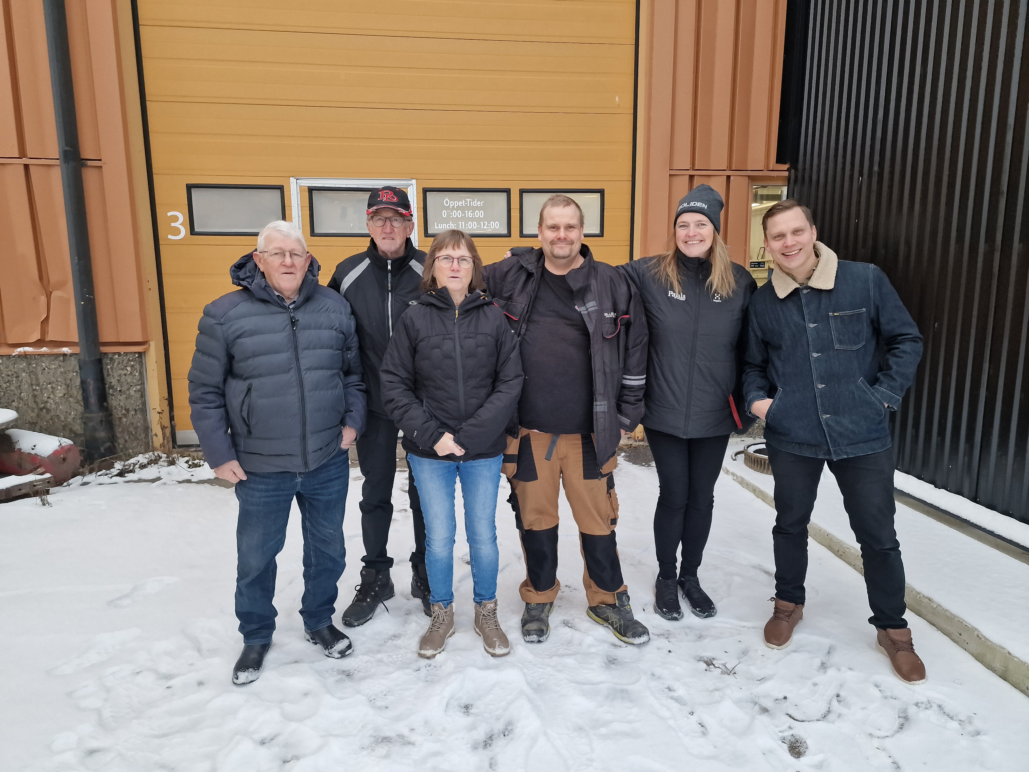 På bild från vänster: Lennart Ojanlatva (ledamot KS), Gottfrid Augustsson Lassi (ledamot KS), Eva Esberg (ledamot KS), Dennis Eneslätt (ordf. Pajala Ungdomsgård), Birgitta Rantatalo (ordf KS), Mikael Sturk (fritidschef)