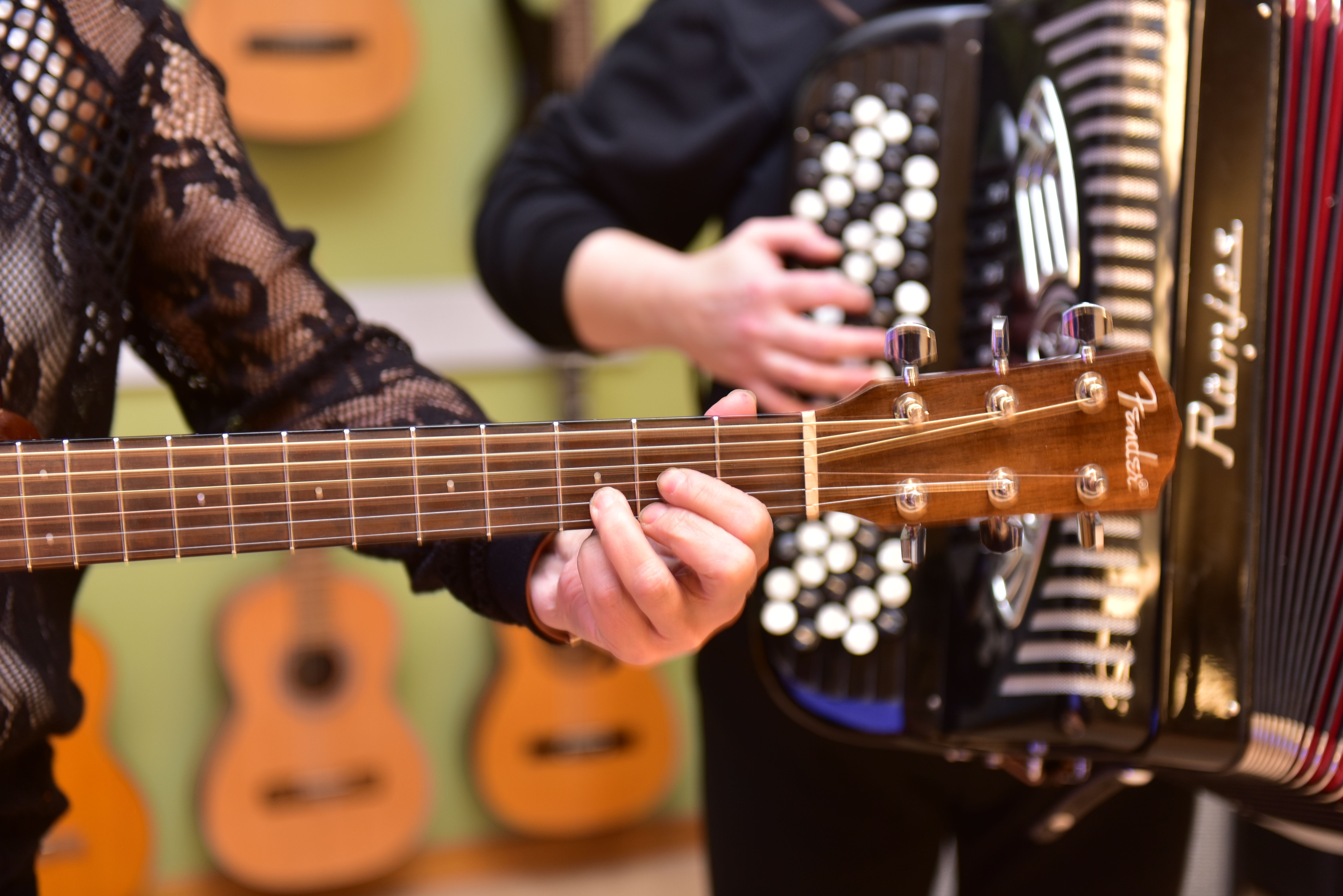 Elever spelar gitarr och dragspel.