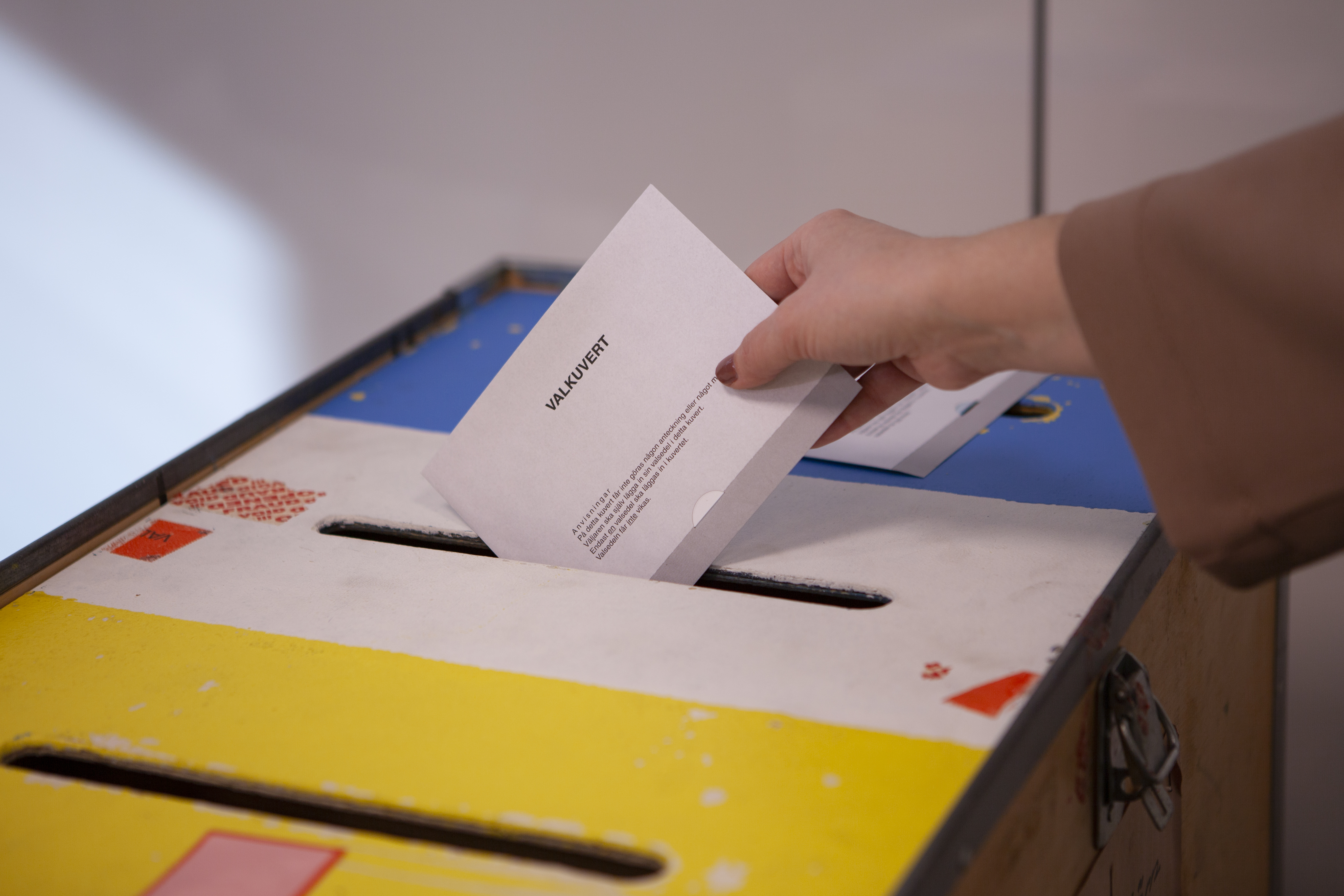 Röstsedel som stoppas ner i valurna