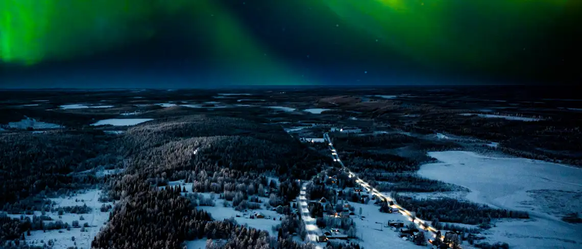 Norrsken över by