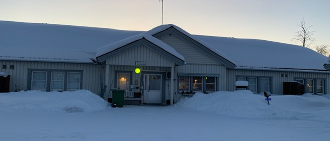Björkkullens äldreboende, tagen utomhus vintertid med snövallar.