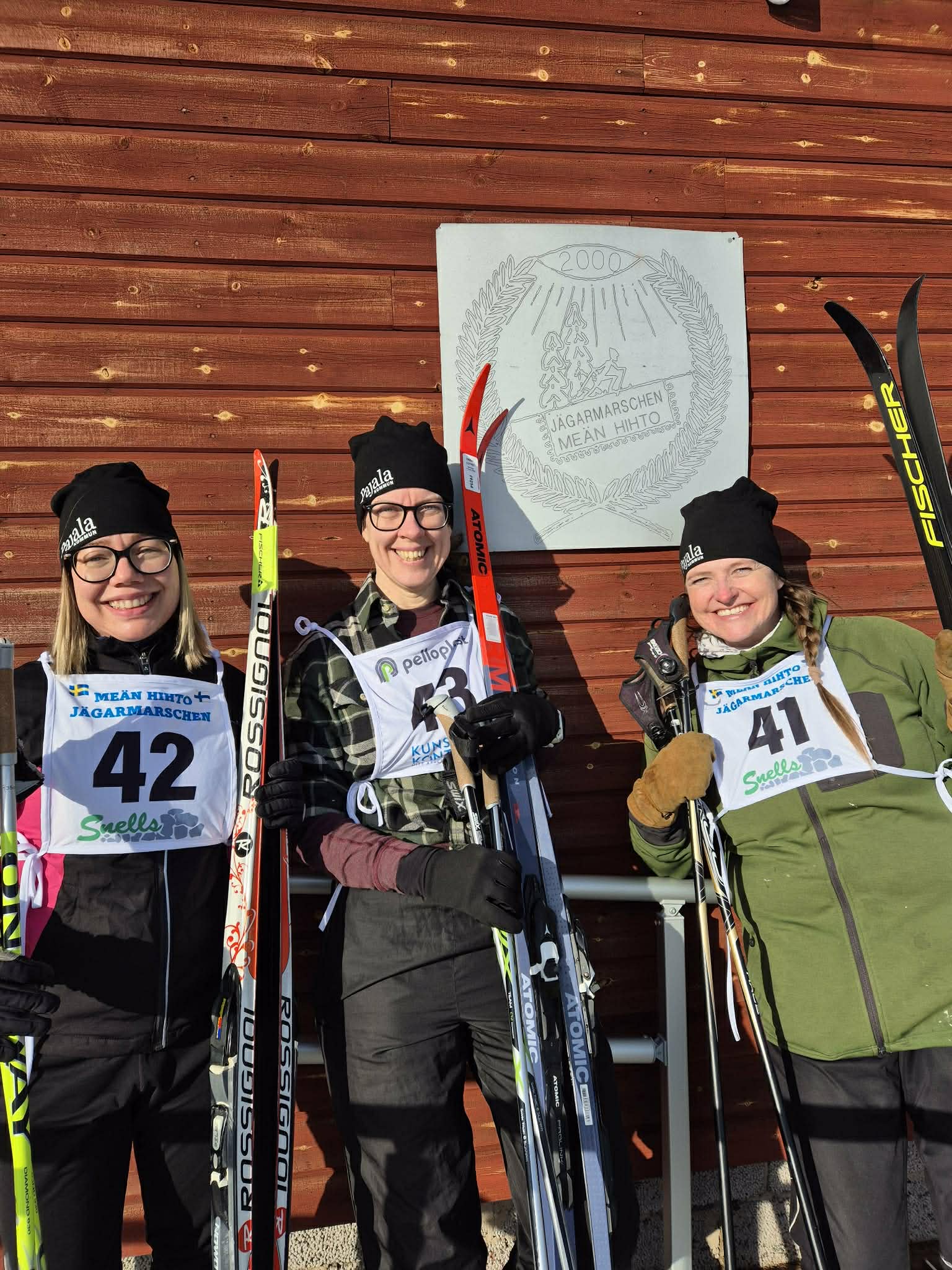 Bild på 3 skidåkare