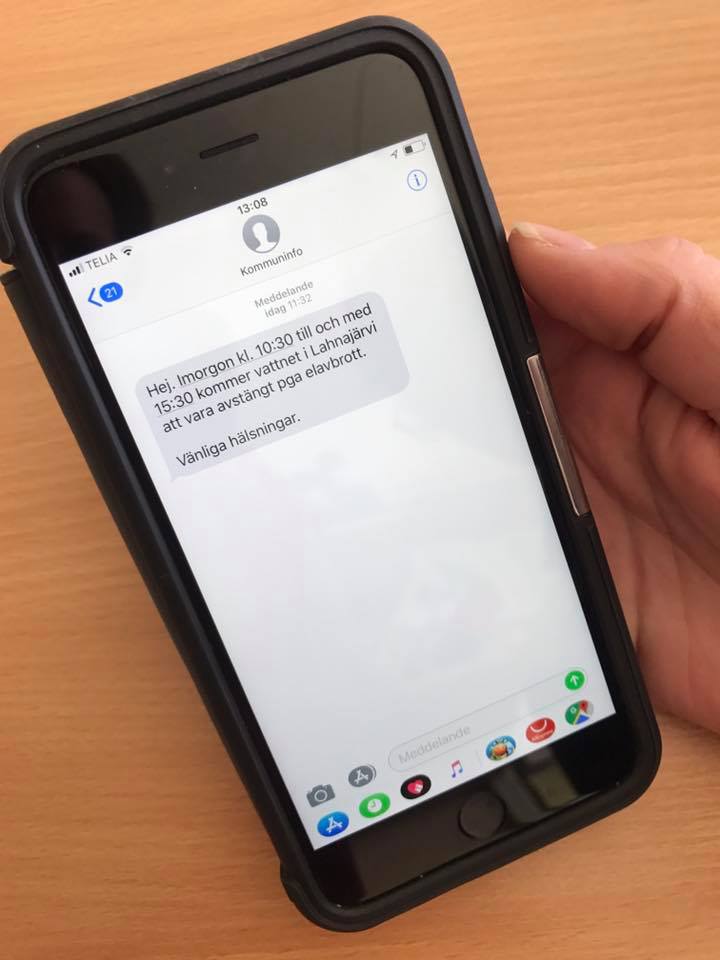 Mobiltelefon som visar ett sms innehållande information om driftstörning