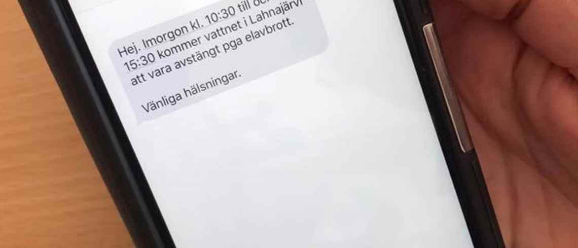 Mobiltelefon som visar ett sms innehållande information om driftstörning