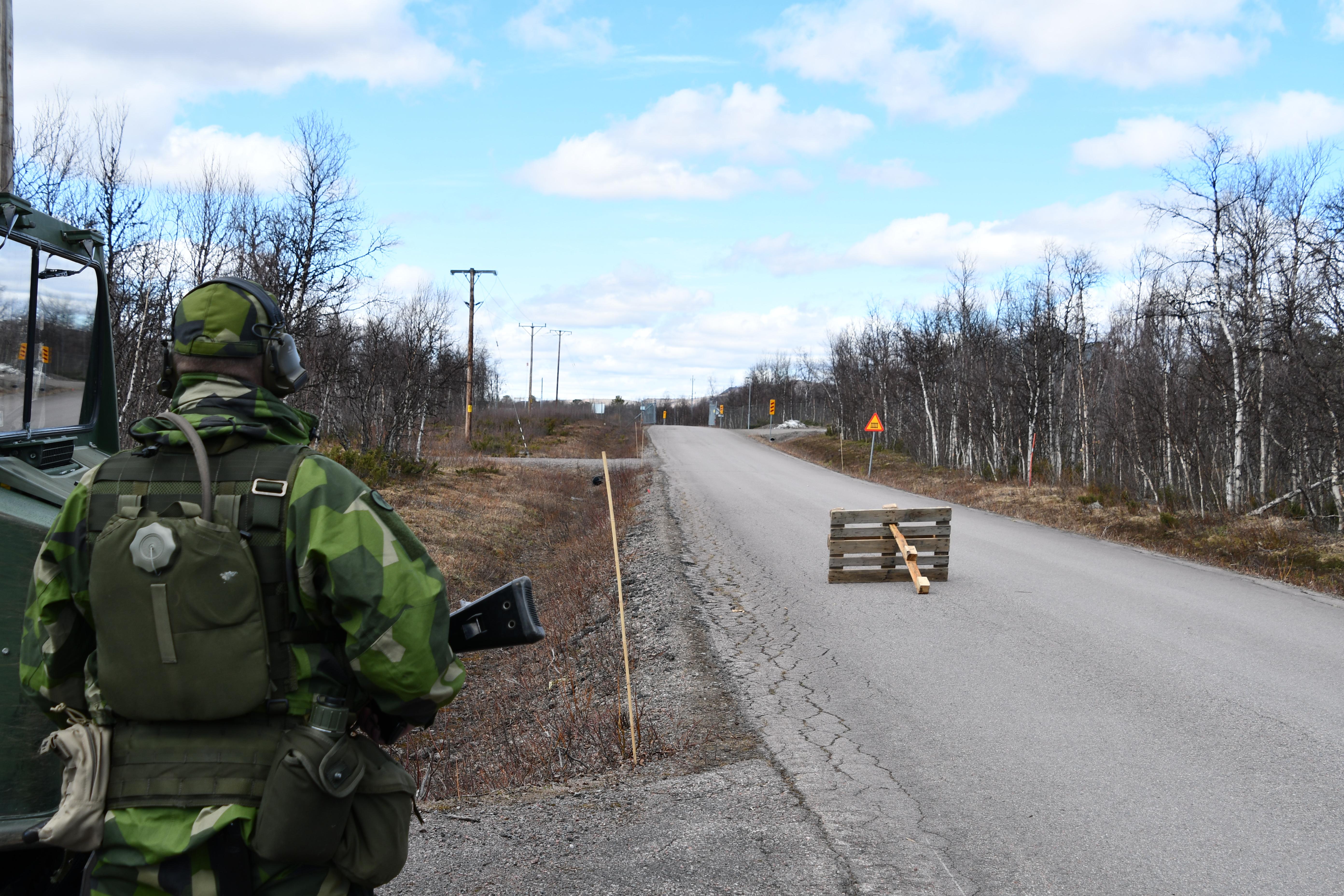 Hemvärnssoldat står vid vägkant