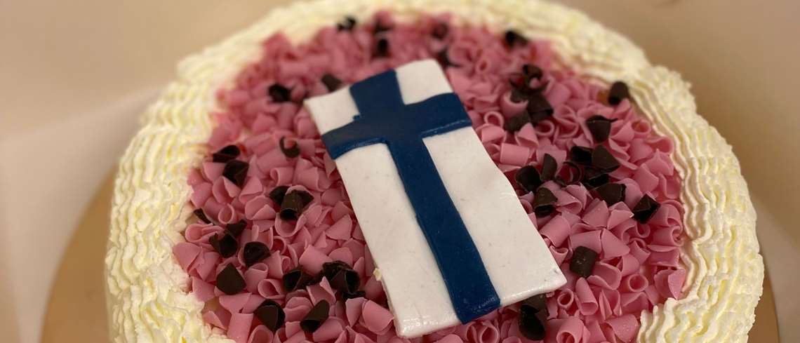 Gräddtårta dekorerad med finskflagga 