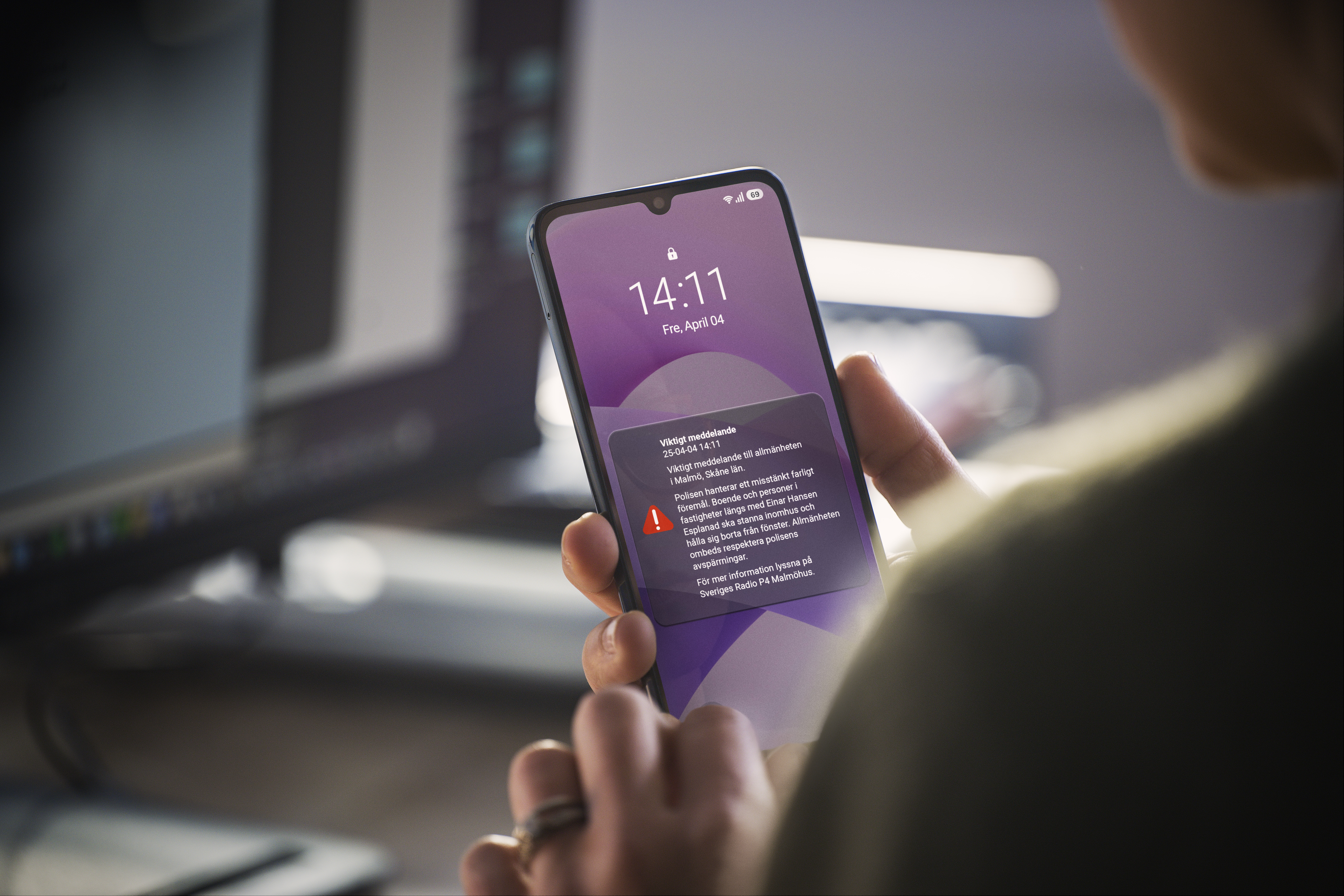 Person med mobiltelefon i handen 