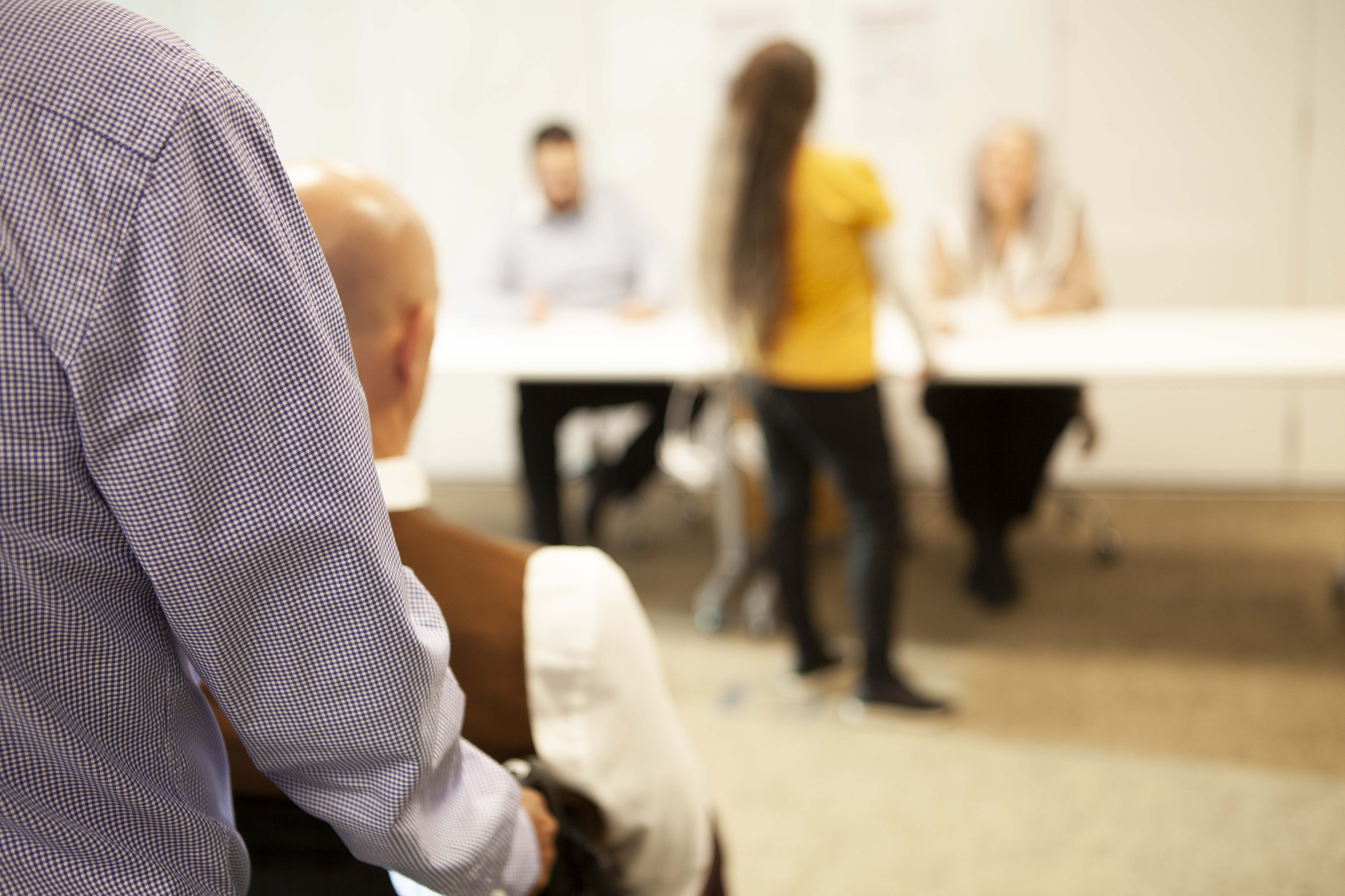 Person so står vid röstmottagares bord